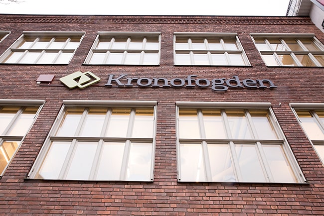 En bild på Kronofogdens logga på en fasad