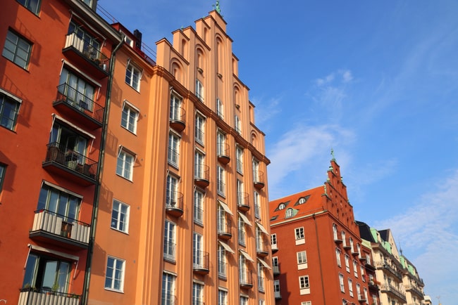 En bild på ett lägenhetshus på Kungsholmen