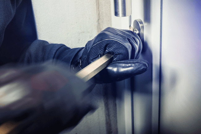 Inbrottstjuv bryter sig in i lägenhet