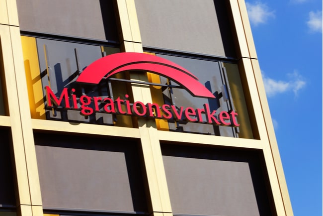 Migrationsverkets röda logga på en fasad
