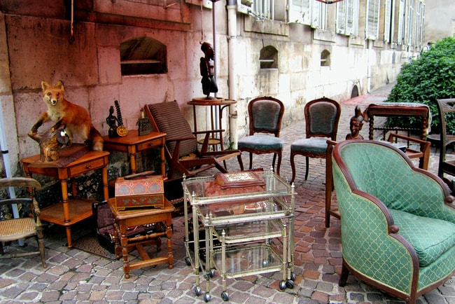 gamla möbler uppställda utomhus