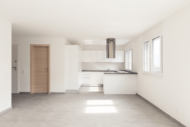 tomt kök och tom yta i modern lägenhet