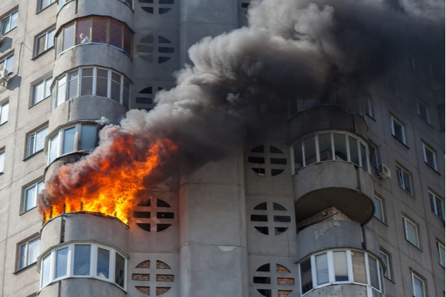 eld och rök från ett fönster i högt lägenhetshus
