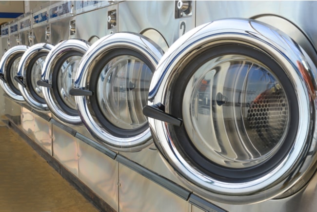 Rad av industriella tvättmaskiner